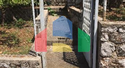 Участок с небольшим домом в Добре Воде