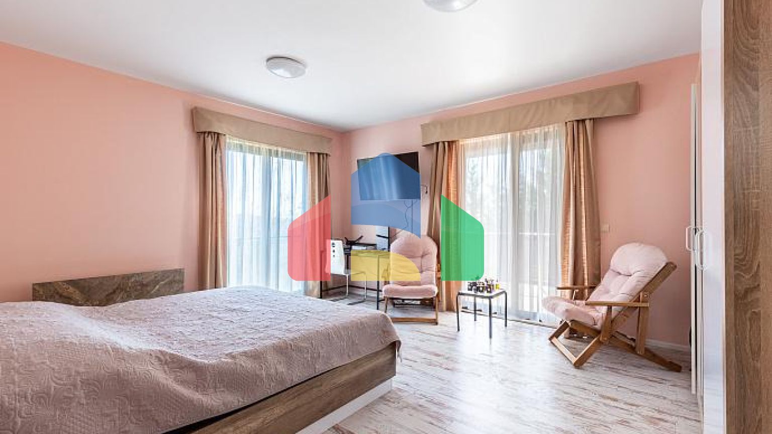 Современная вилла в комплексе с бассейном