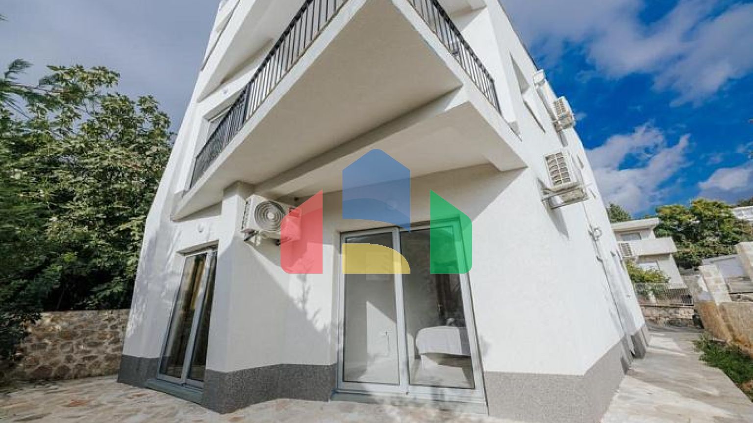 Модерн вилла с 4 спальнями и бассейном продается в Добрe Водe