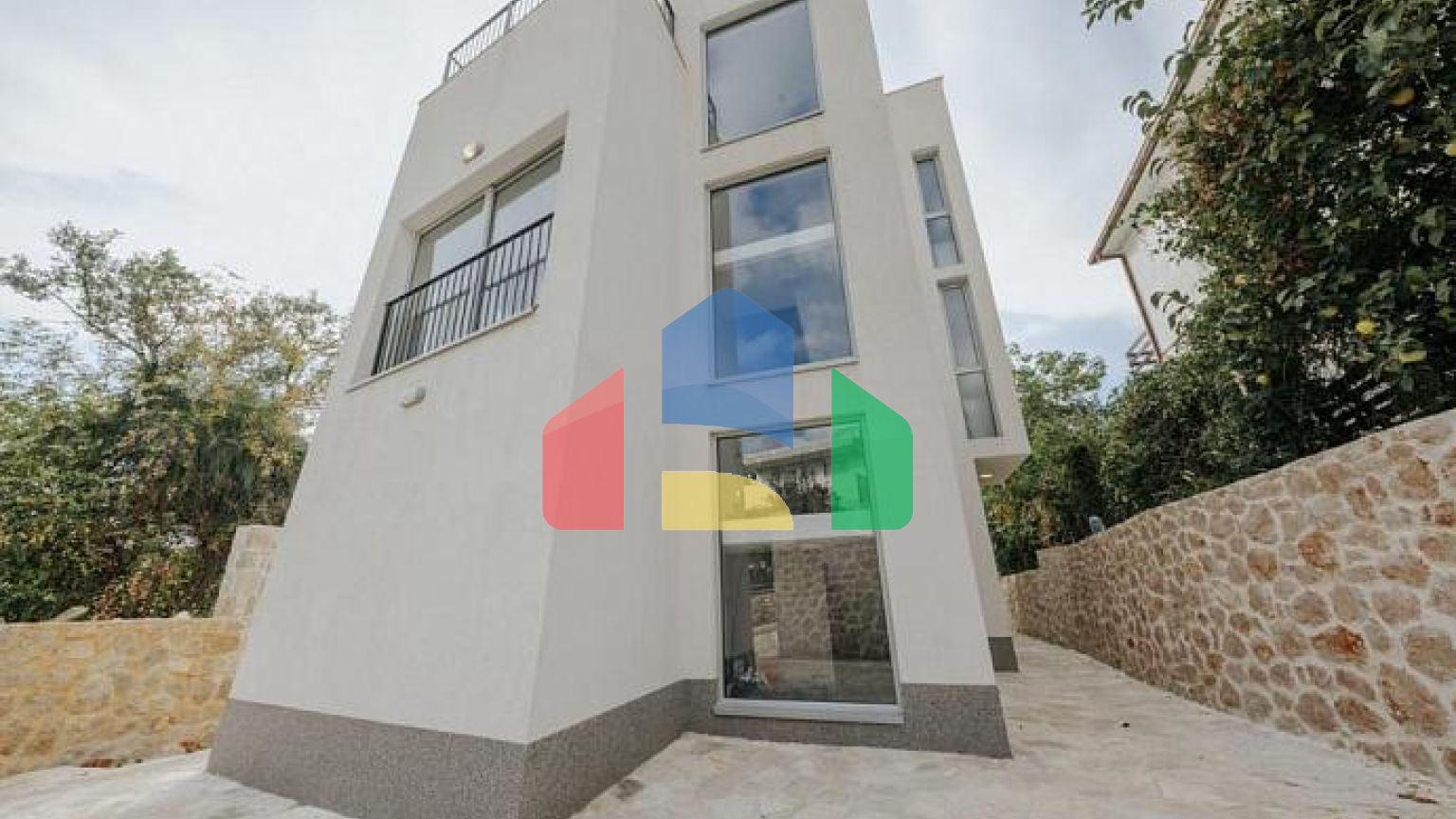 Модерн вилла с 4 спальнями и бассейном продается в Добрe Водe