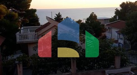 Трехэтажный дом возле Бара