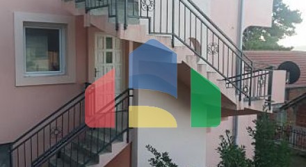 Трехэтажный дом возле Бара