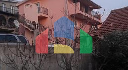 Трехэтажный дом возле Бара