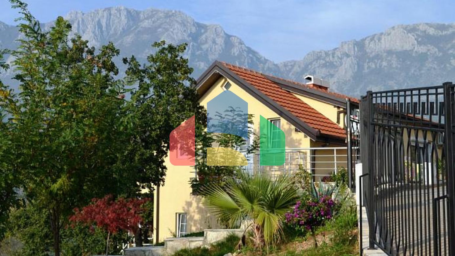 Квартира с участком в комплексе с бассейном