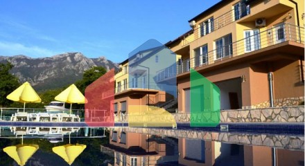 Квартира с участком в комплексе с бассейном