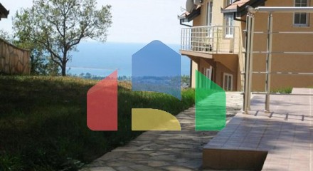 Квартира с участком в комплексе с бассейном