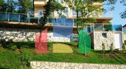 Квартира с участком в комплексе с бассейном