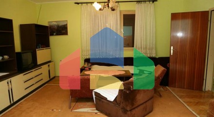 Дом с двориком и подъездным участком в Белиши
