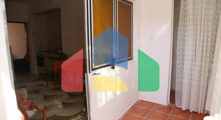 Дом с двориком и подъездным участком в Белиши