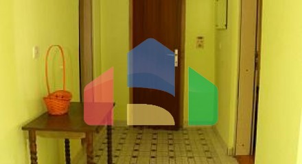 Дом с двориком и подъездным участком в Белиши