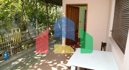 Дом с двориком и подъездным участком в Белиши