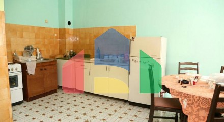 Дом с двориком и подъездным участком в Белиши