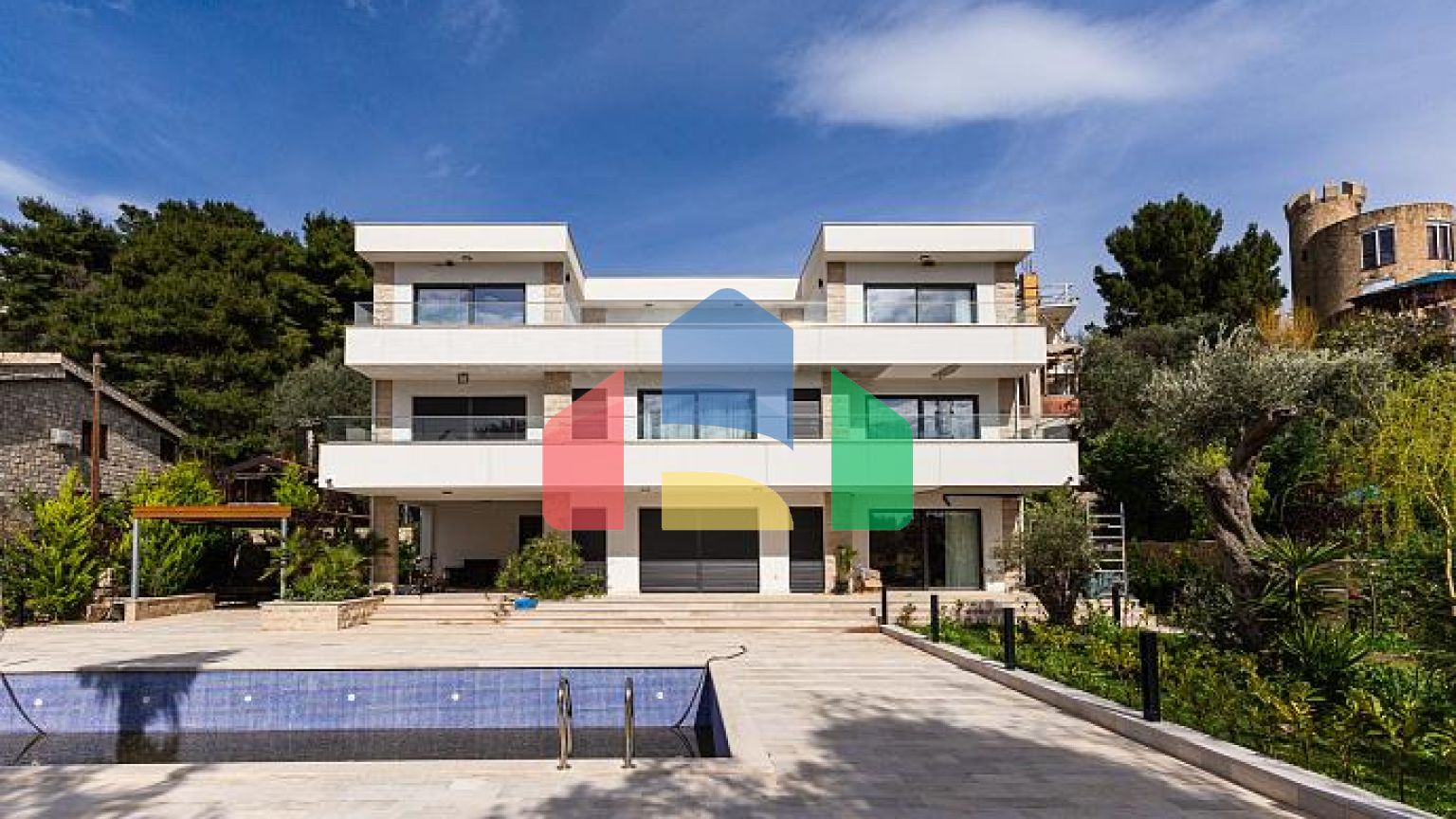 Люксовая трехэтажная вилла с большим двором