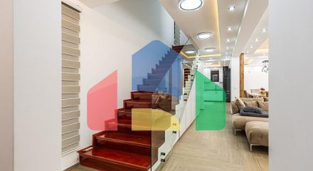 Люксовая трехэтажная вилла с большим двором