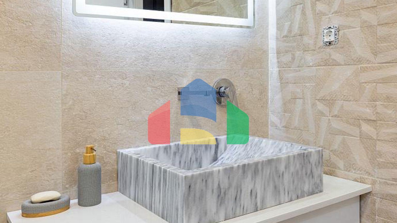 Люксовая трехэтажная вилла с большим двором