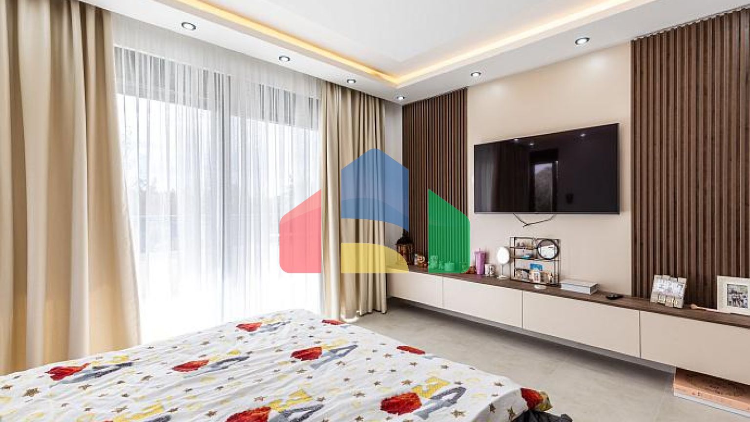 Люксовая трехэтажная вилла с большим двором