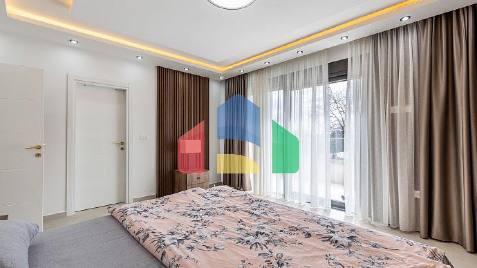 Люксовая трехэтажная вилла с большим двором