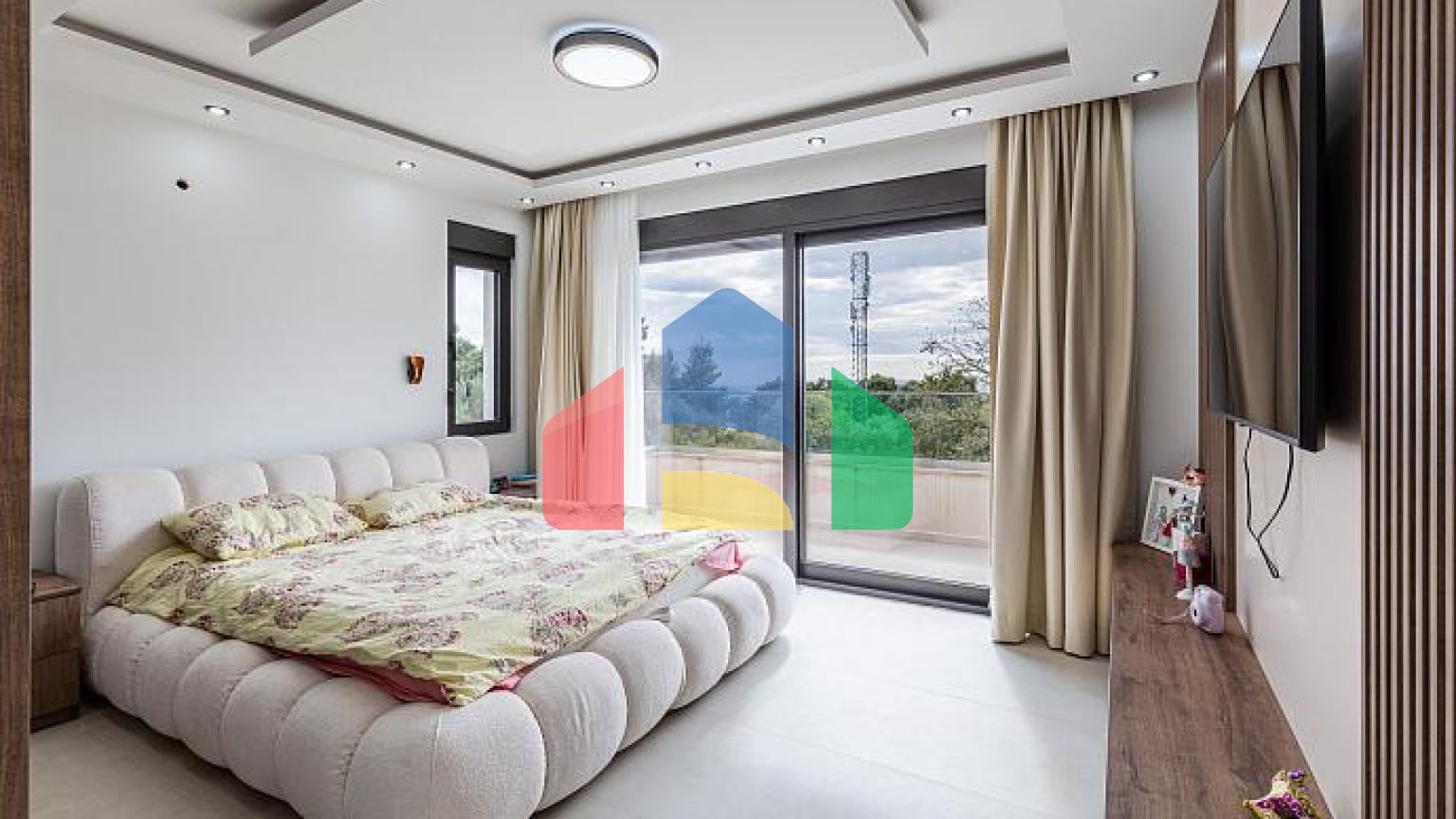 Люксовая трехэтажная вилла с большим двором