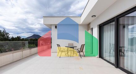 Люксовая трехэтажная вилла с большим двором