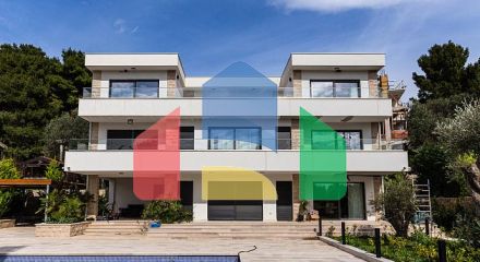 Люксовая трехэтажная вилла с большим двором