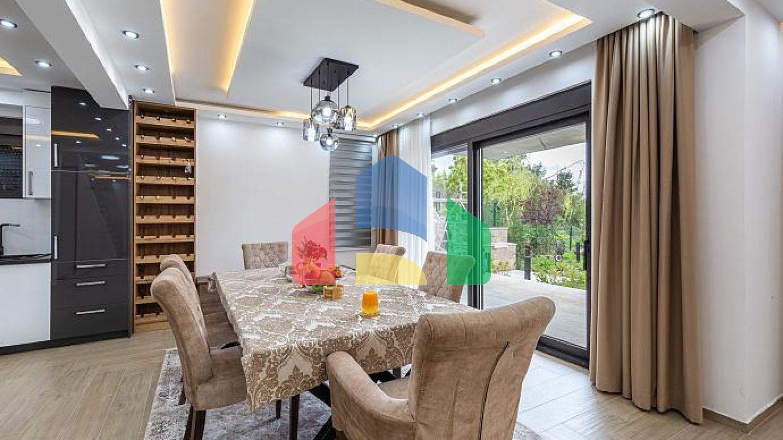 Люксовая трехэтажная вилла с большим двором