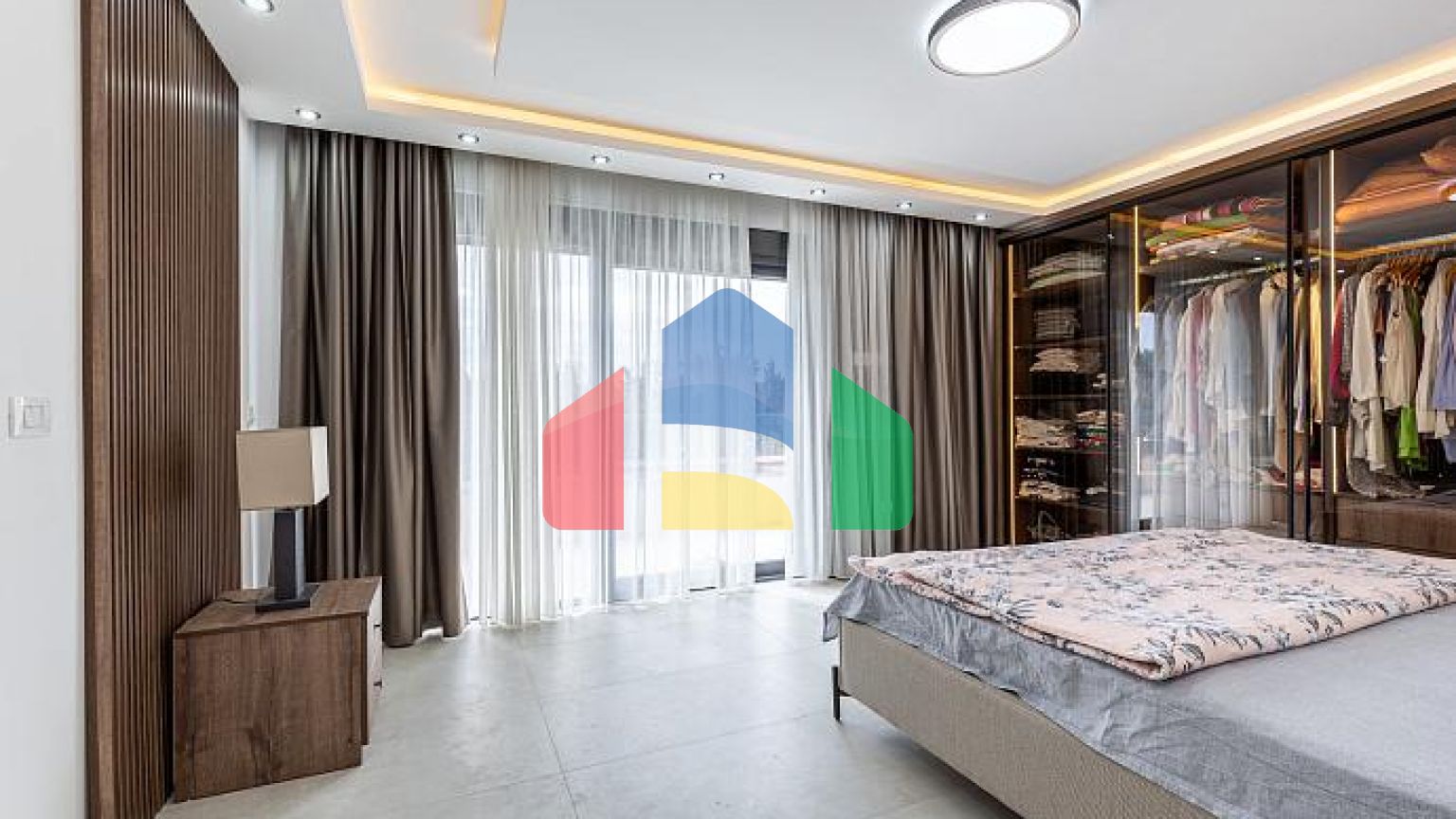 Люксовая трехэтажная вилла с большим двором