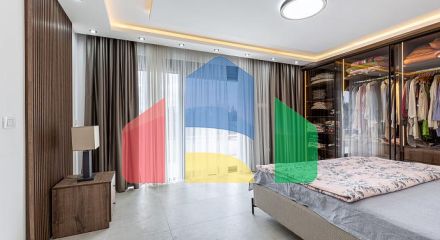 Люксовая трехэтажная вилла с большим двором