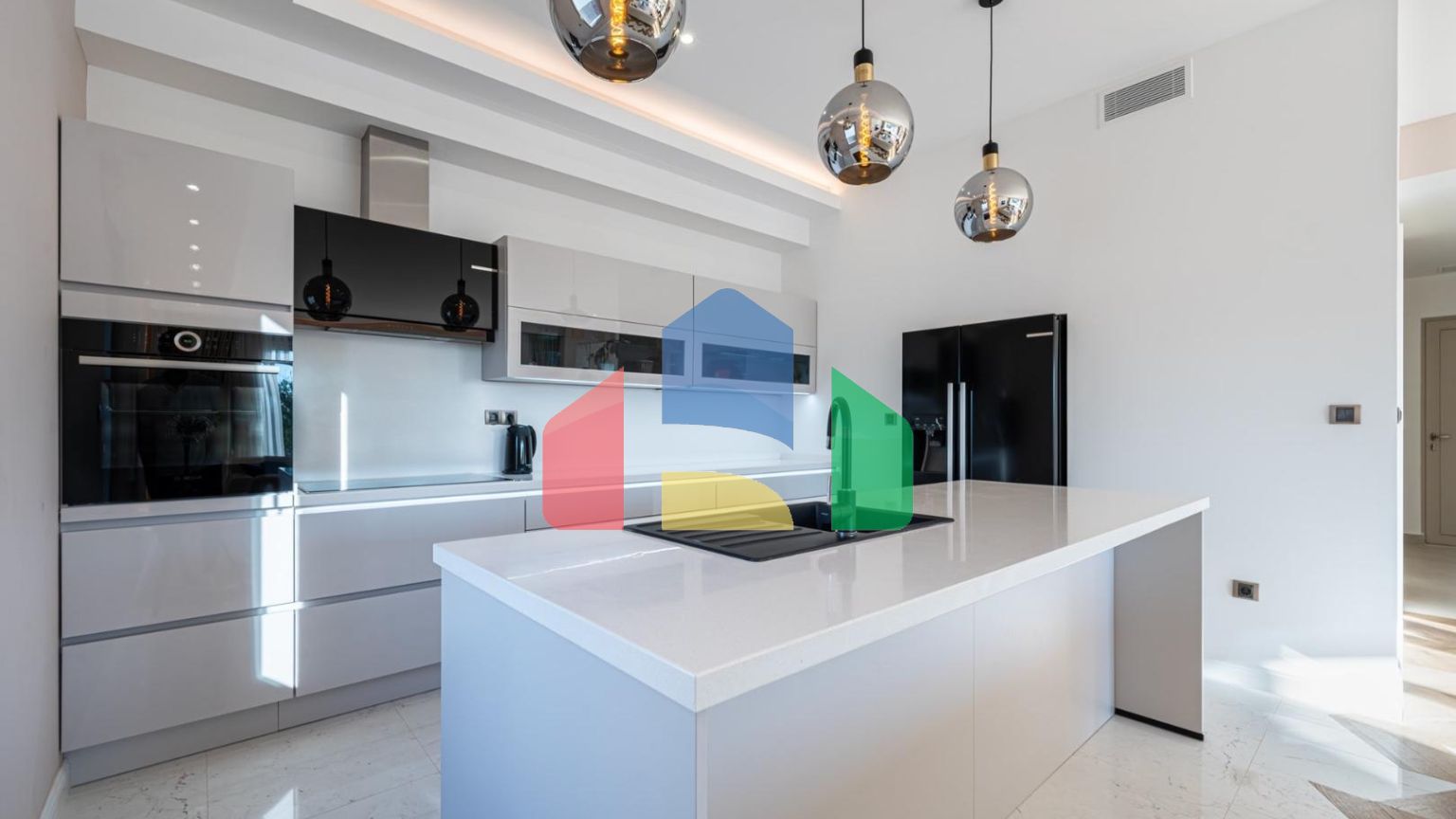 Вилла в Кримовице с 4 спальнями и бассейном с видом на море.