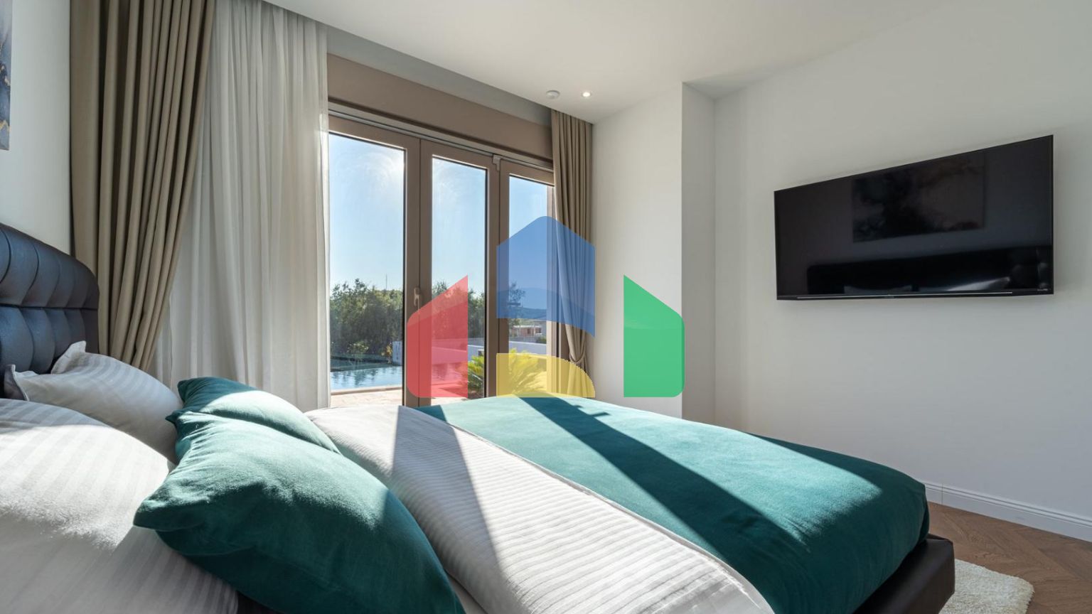 Вилла в Кримовице с 4 спальнями и бассейном с видом на море.