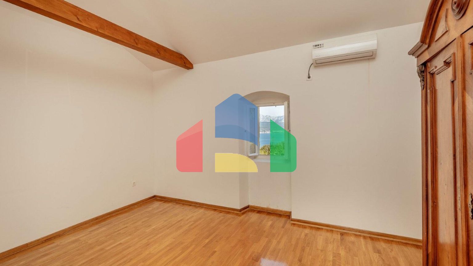 Качественно отреставрированный каменный дом с бассейном и панорамным видом на залив в Забрђе, полуостров Луштица