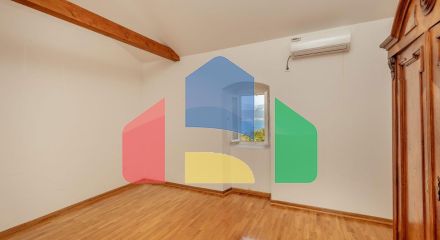 Качественно отреставрированный каменный дом с бассейном и панорамным видом на залив в Забрђе, полуостров Луштица