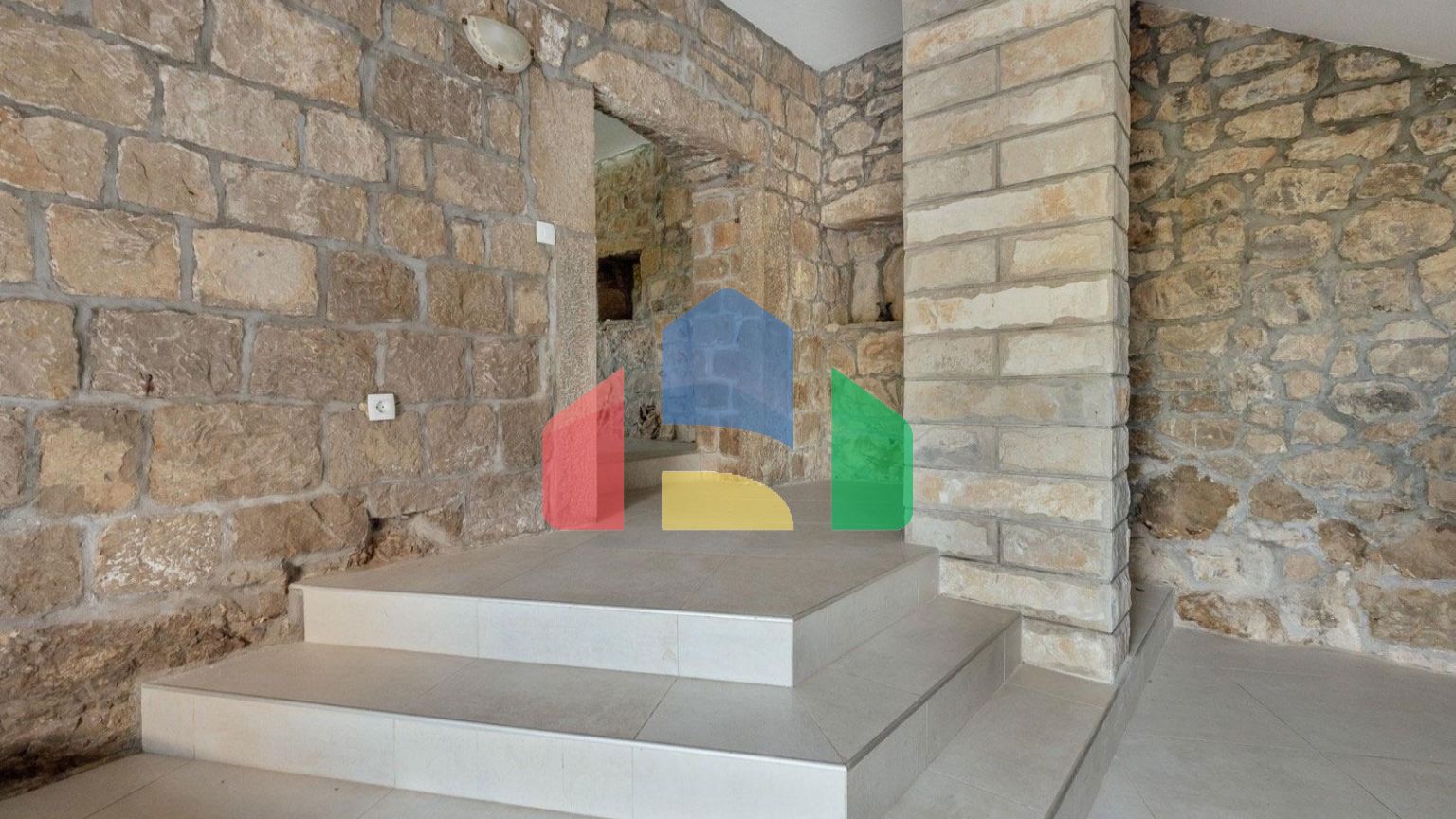 Качественно отреставрированный каменный дом с бассейном и панорамным видом на залив в Забрђе, полуостров Луштица