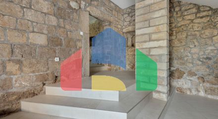 Качественно отреставрированный каменный дом с бассейном и панорамным видом на залив в Забрђе, полуостров Луштица