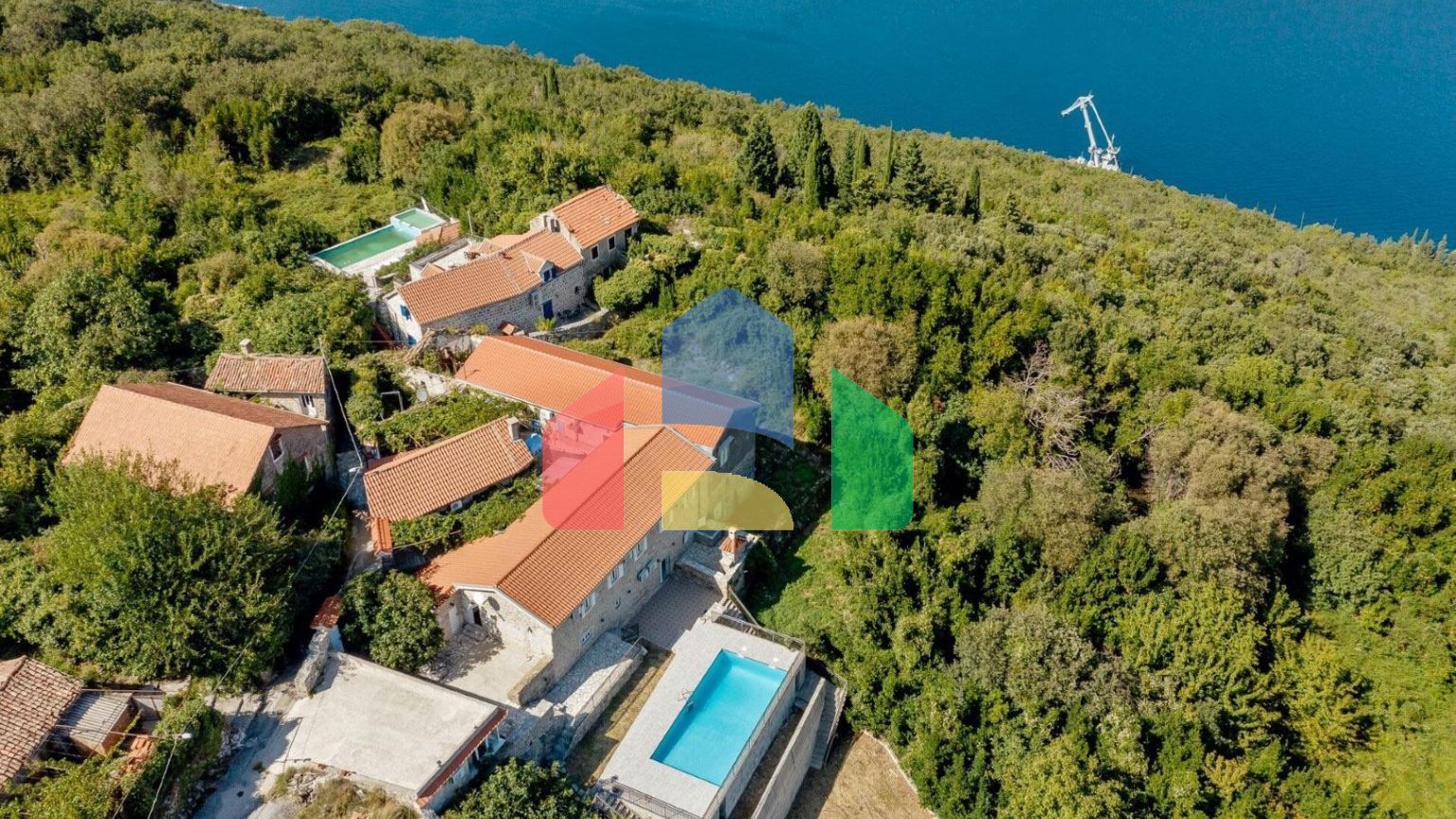 Качественно отреставрированный каменный дом с бассейном и панорамным видом на залив в Забрђе, полуостров Луштица