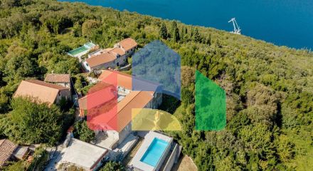 Качественно отреставрированный каменный дом с бассейном и панорамным видом на залив в Забрђе, полуостров Луштица