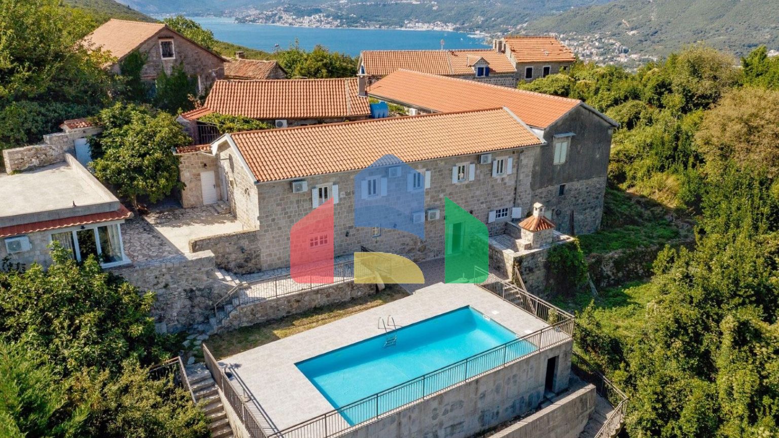 Качественно отреставрированный каменный дом с бассейном и панорамным видом на залив в Забрђе, полуостров Луштица