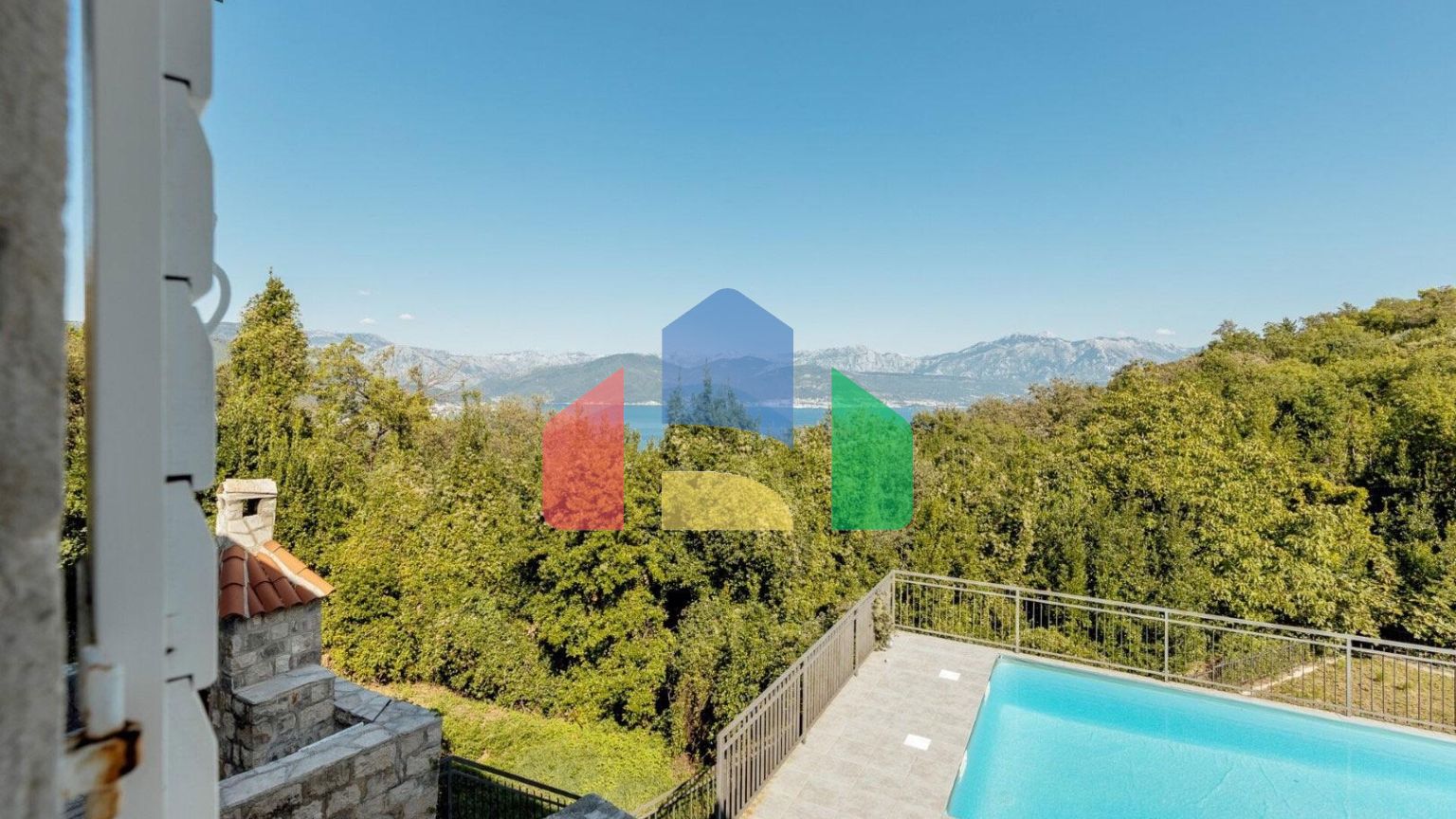 Качественно отреставрированный каменный дом с бассейном и панорамным видом на залив в Забрђе, полуостров Луштица