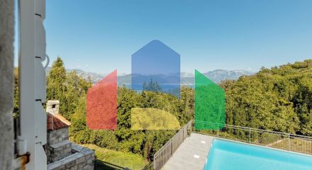 Качественно отреставрированный каменный дом с бассейном и панорамным видом на залив в Забрђе, полуостров Луштица