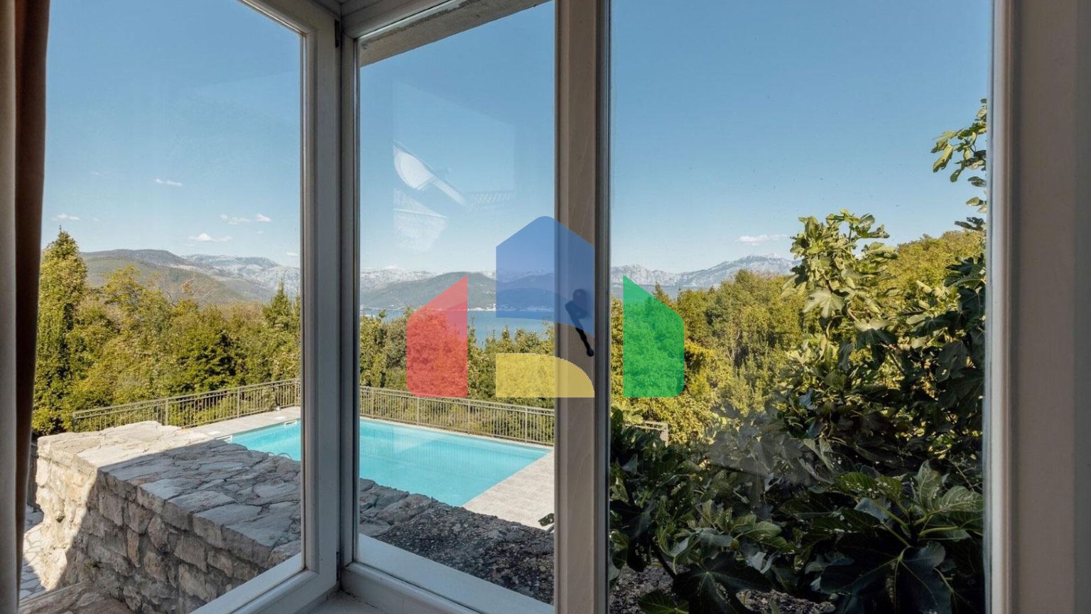 Качественно отреставрированный каменный дом с бассейном и панорамным видом на залив в Забрђе, полуостров Луштица