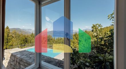 Качественно отреставрированный каменный дом с бассейном и панорамным видом на залив в Забрђе, полуостров Луштица