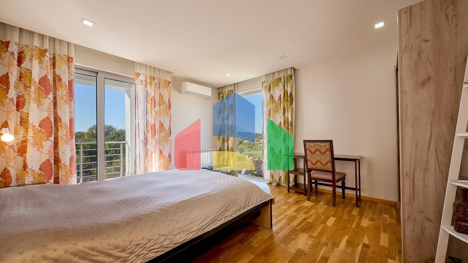 Продается современная дизайнерская вилла в Кримовицах