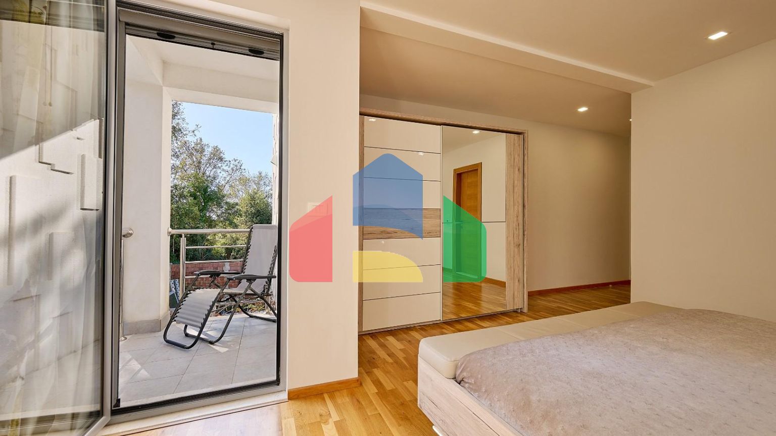 Продается современная дизайнерская вилла в Кримовицах