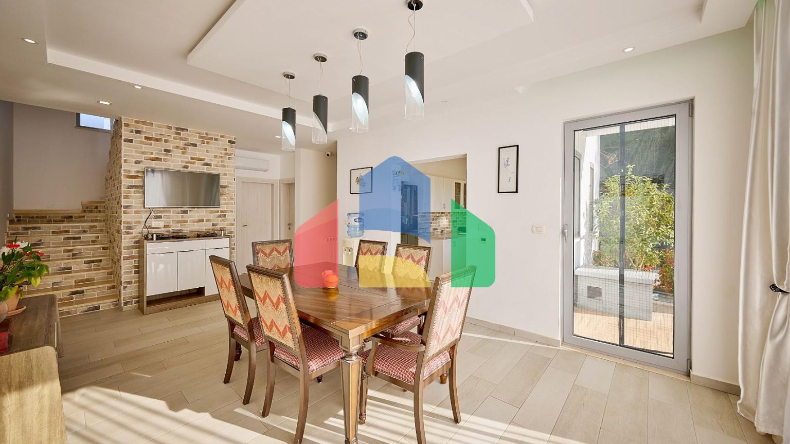 Продается современная дизайнерская вилла в Кримовицах