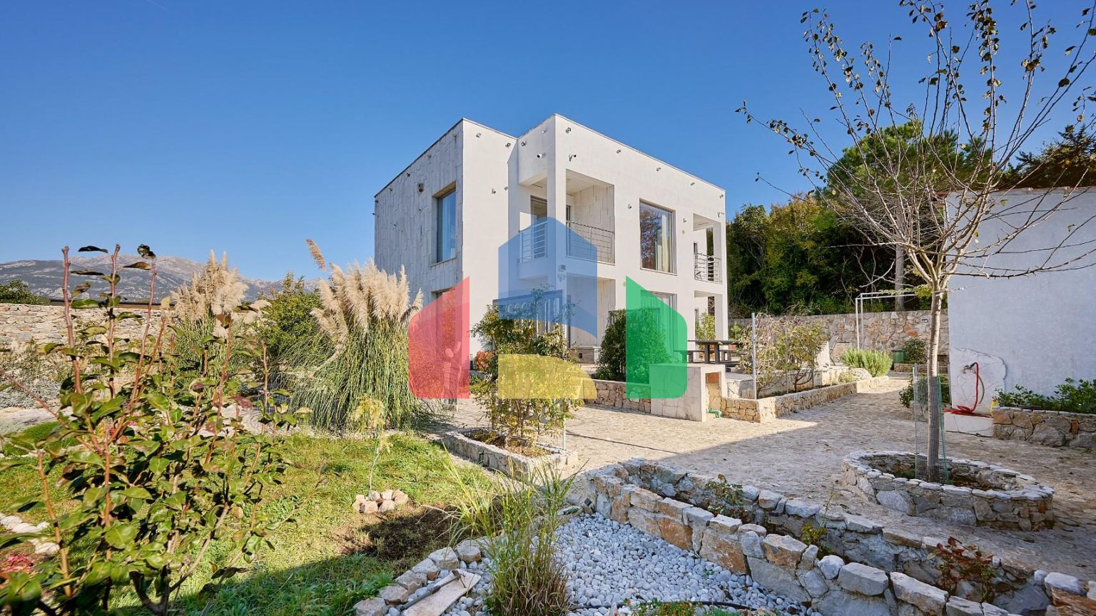 Продается современная дизайнерская вилла в Кримовицах