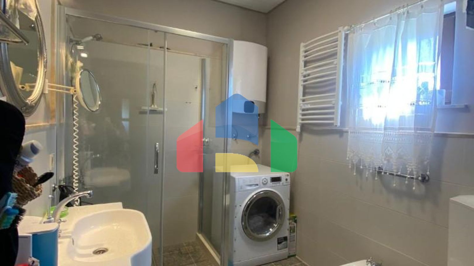 Продается уютный дом в живописном поселке Кримовица, всего в 8 км от Будвы.