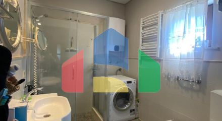 Продается уютный дом в живописном поселке Кримовица, всего в 8 км от Будвы.