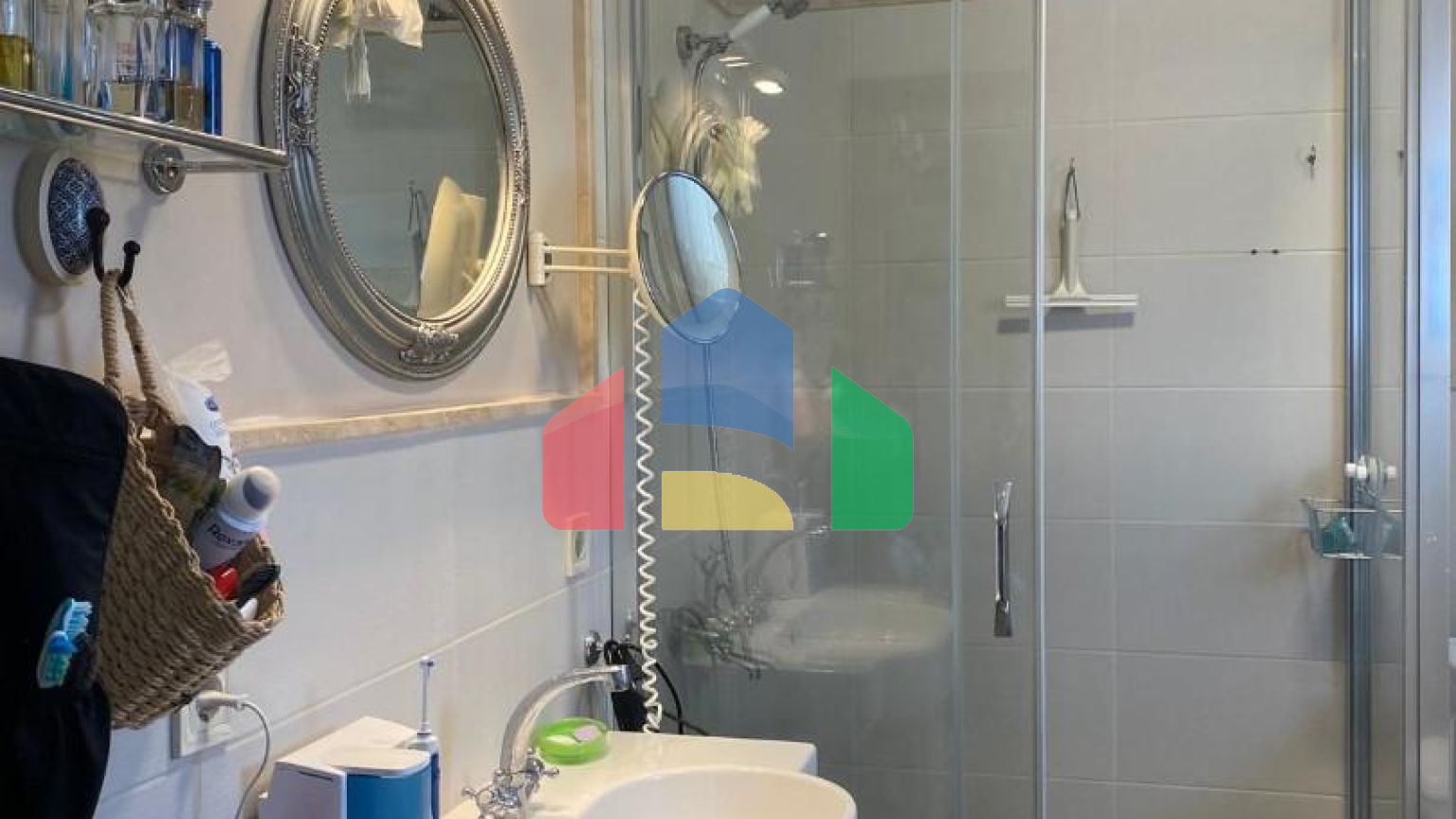 Продается уютный дом в живописном поселке Кримовица, всего в 8 км от Будвы.