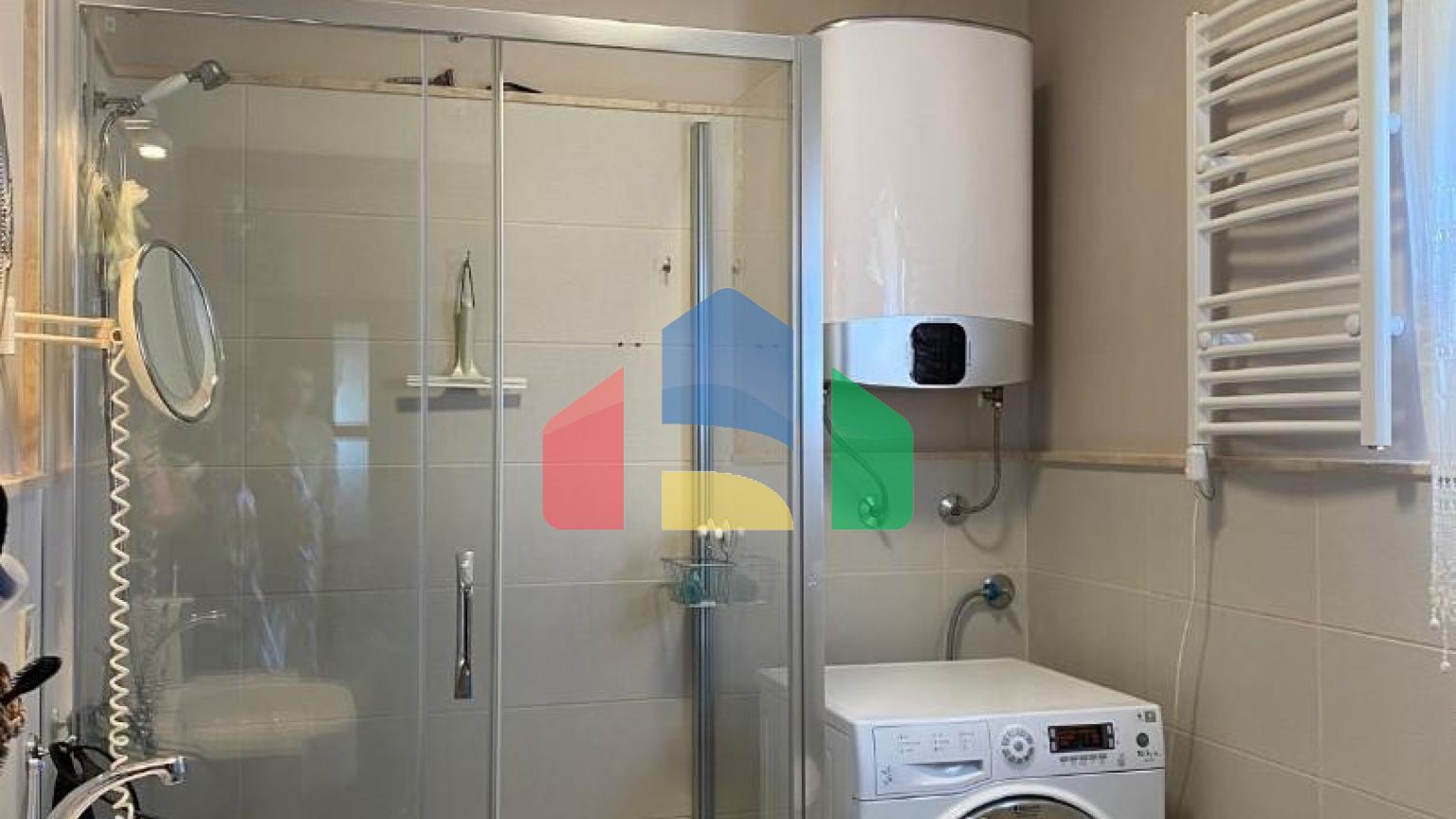 Продается уютный дом в живописном поселке Кримовица, всего в 8 км от Будвы.