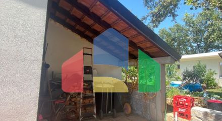 Продается уютный дом в живописном поселке Кримовица, всего в 8 км от Будвы.