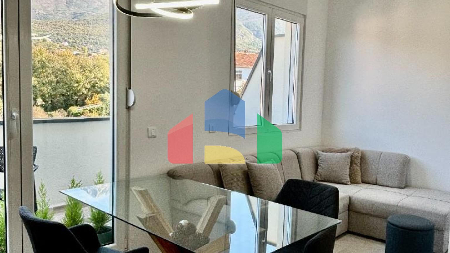 Продается новая дизайнерская студия в жилом комплексе в Радановичи